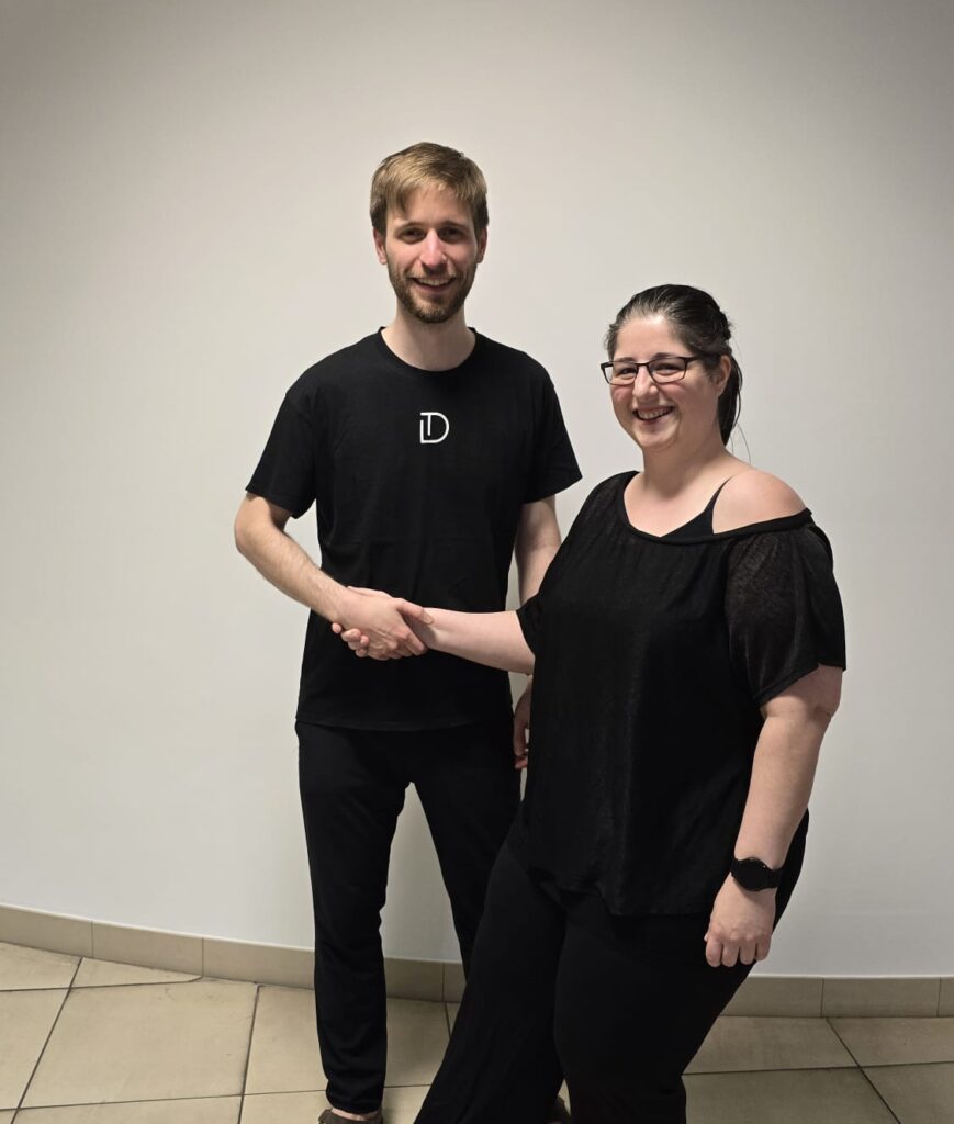 West Coast Swing Bochum WCS Tanzen - Leader und Follower stehen zusammen in einer geschlossenen Tanzhaltung